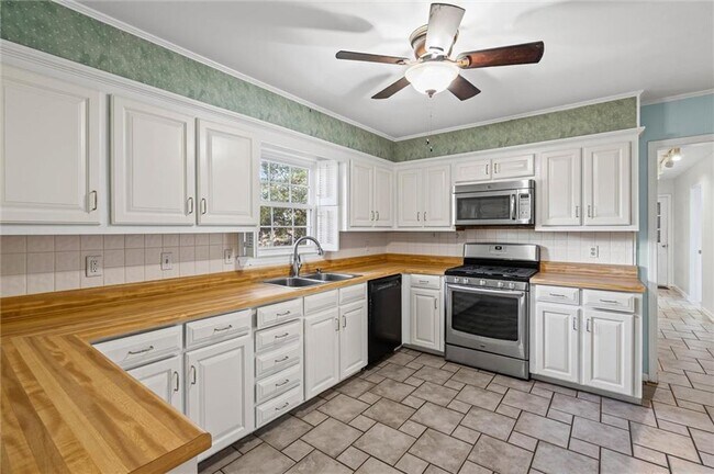 Building Photo - 745 Westmoreland Dr E