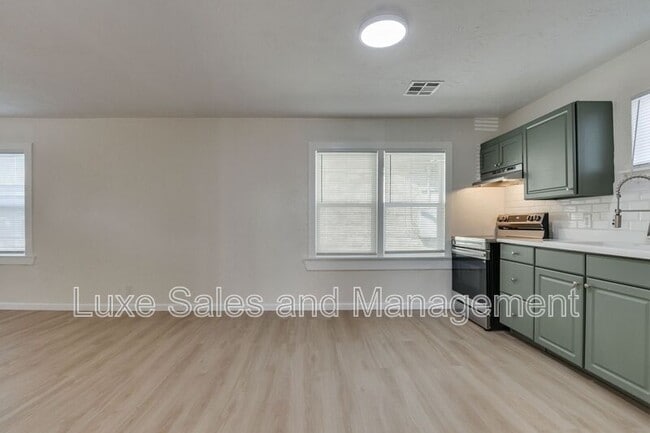 Building Photo - 905 E Rogers St