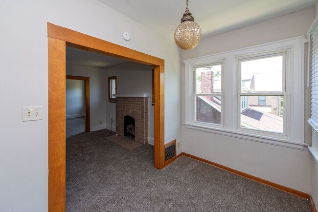 Building Photo - COVEDALE - Charming 3 bed apt, upstairs of...