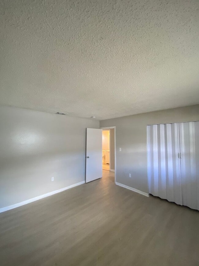 Building Photo - 2 BEDROOM, 1 BATH APARTMENT HOME - PINELLAS PARK