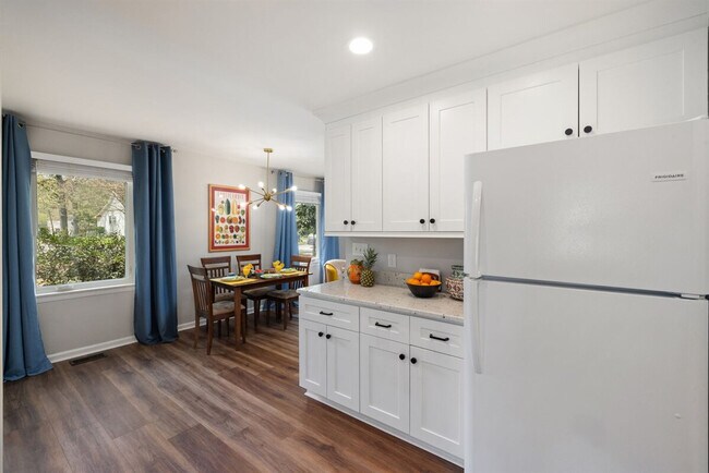 Building Photo - 500 Oak Ave