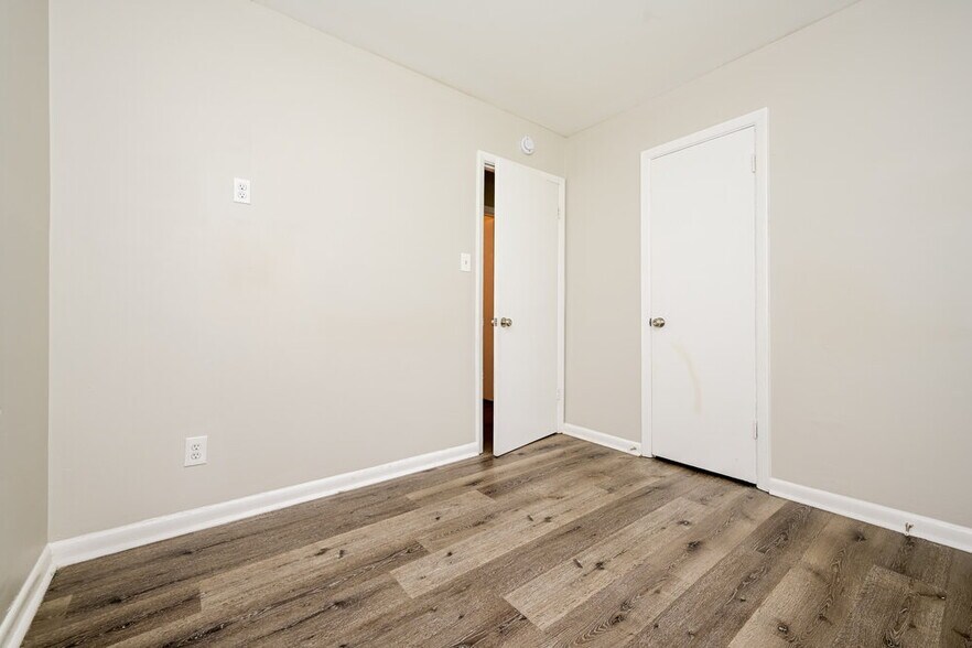Building Photo - 494 Clara Dr