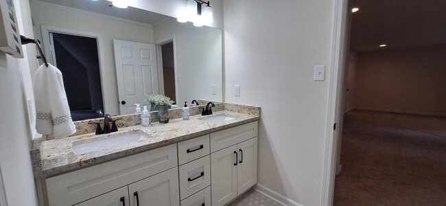 Building Photo - Beautifully renovated home in Rocky Woods ...