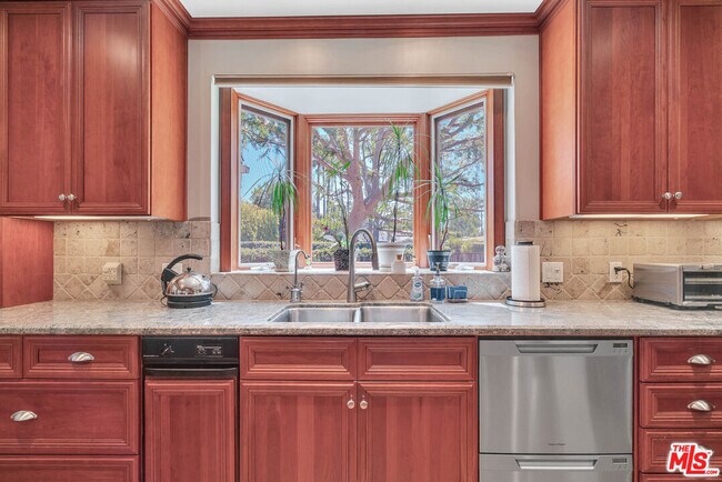 Building Photo - 5501 Cantaloupe Ave