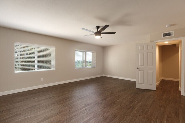 Building Photo - Beautiful House on Manhasset! Great Views! (Lease out, pending signatures. Check back in a few da...