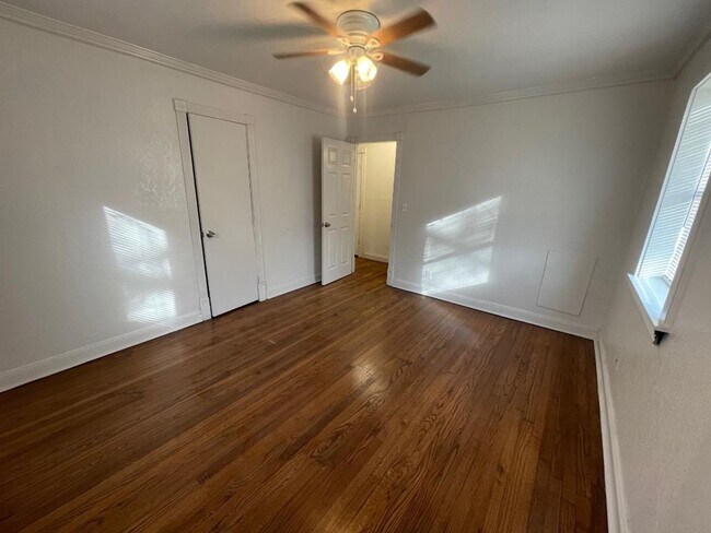 Building Photo - 1 Bed 1 Bath Duplex For Lease!