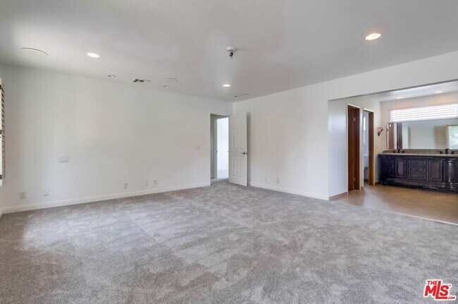 Building Photo - 687 Mt Carmel Dr