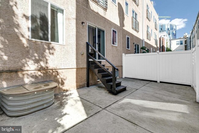 Building Photo - 228 W George St