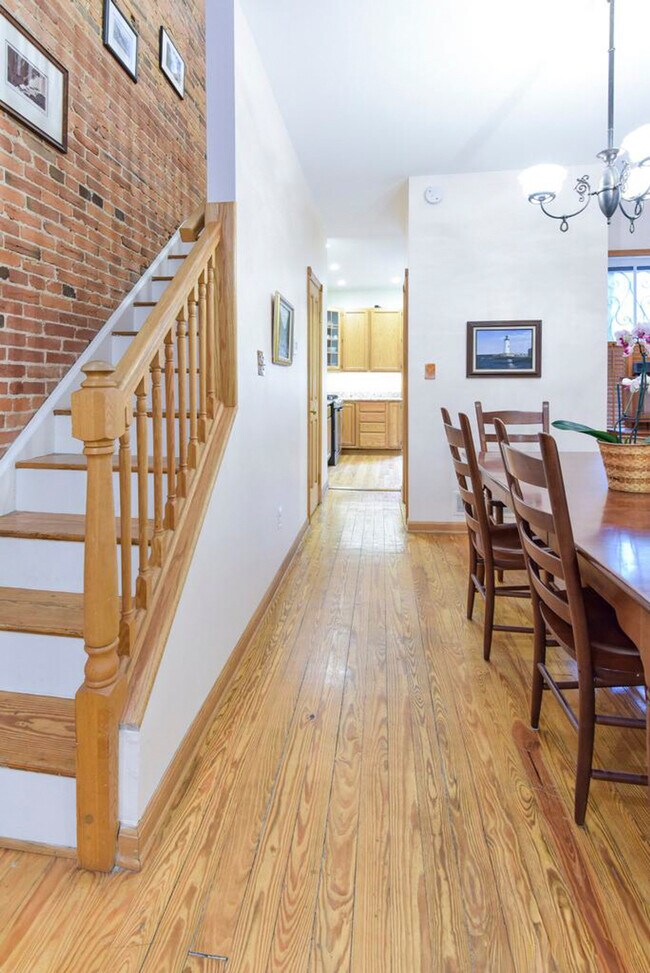 Building Photo - 1127 Independence Ave SE