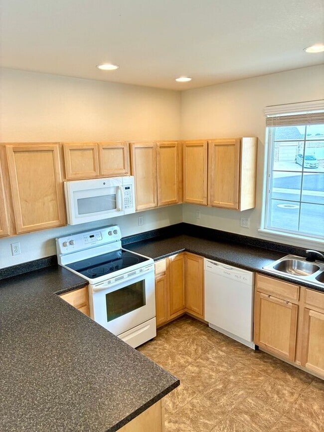 Building Photo - Beautiful 4 Bedroom Two-Story Home in Windsor!