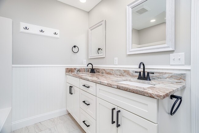 Building Photo - 33 Milton St