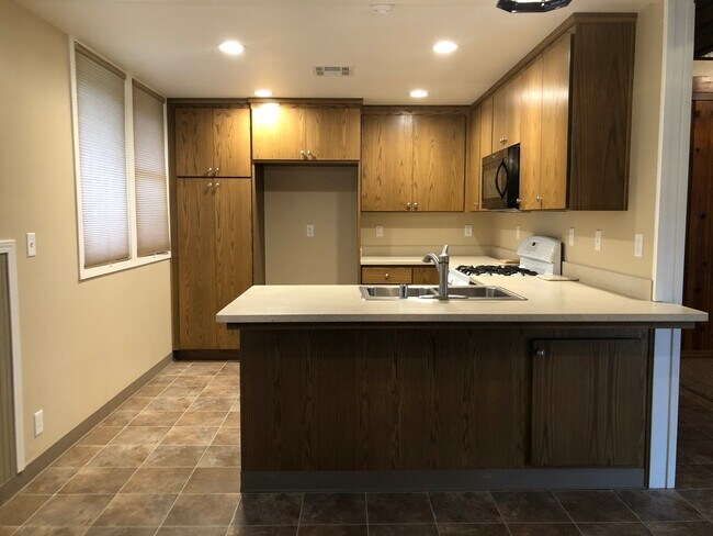 Building Photo - 1980 Sultana Dr