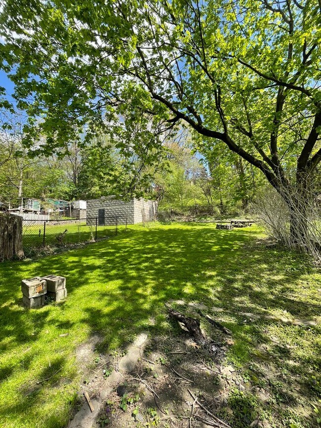 Building Photo - 642 Forest Ave