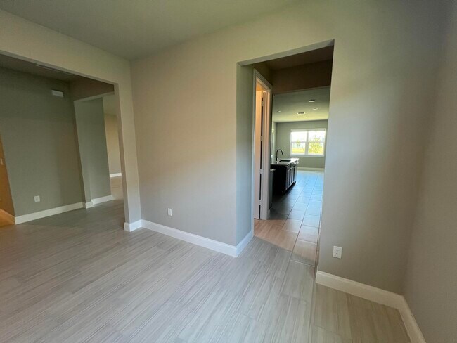 Building Photo - 6313 Cloverdale Ave