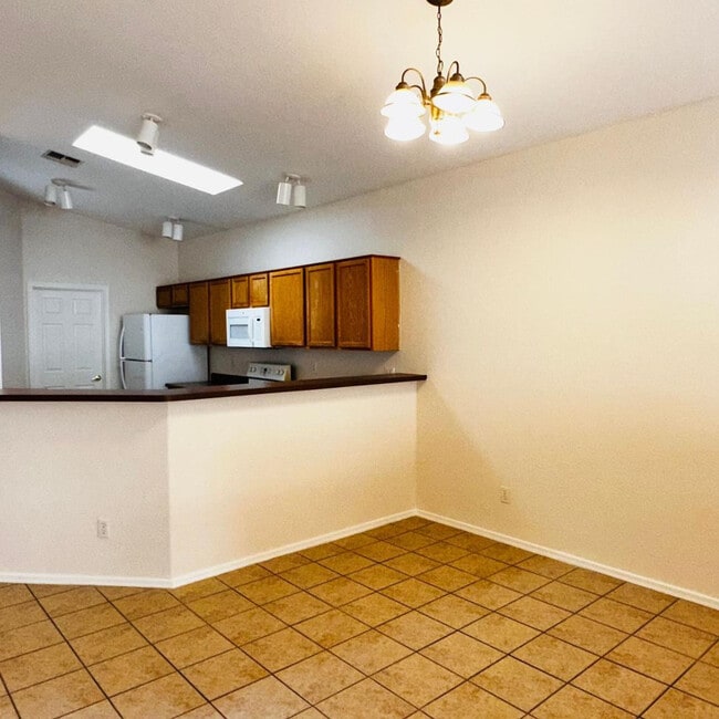 Building Photo - 949 S Racine Ln