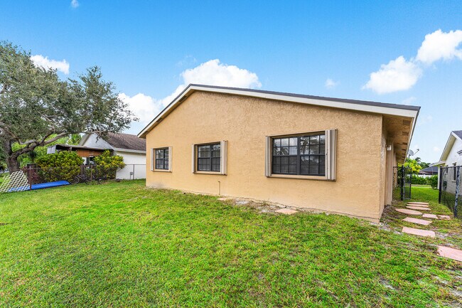 Building Photo - 1531 SW 102nd Terrace