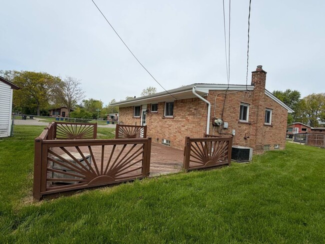 Building Photo - Updated Ranch with New Appliances