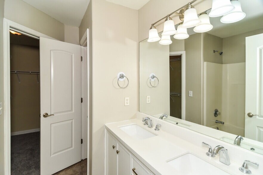Building Photo - 145 Lyndhurst Dr