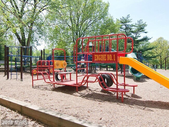 Building Photo - 4800 Chevy Chase Dr