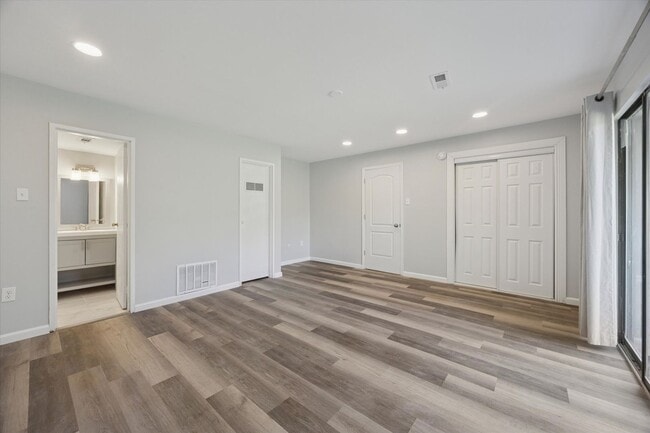 Building Photo - Available Immediately – Renovated 2B/1.5B ...
