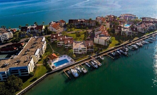 Building Photo - 106 1st St E