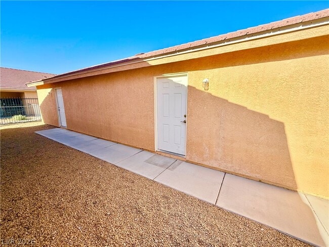 Building Photo - 1070 S Potro Ave