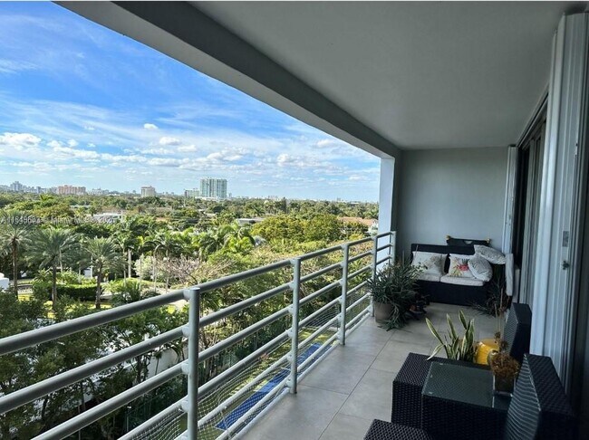 Building Photo - 2025 Brickell Ave