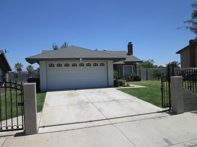 Building Photo - 3 BEDROOM 2 BATH HOUSE WITH 2 CAR GARAGE $...