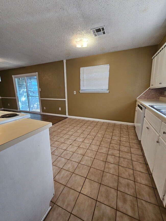 Building Photo - (3) Bed/(1.5) Bath Avail NOW! Pet Negotiable!