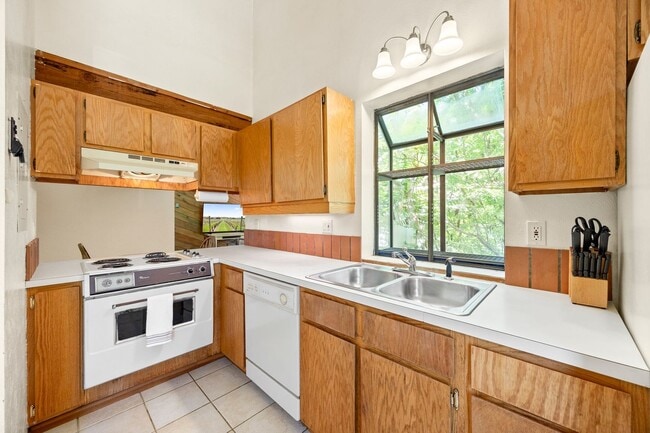 Building Photo - Bright & Peaceful 2BR Condo in South Boulder