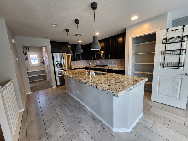 Building Photo - Three Level Mountains Edge Townhome