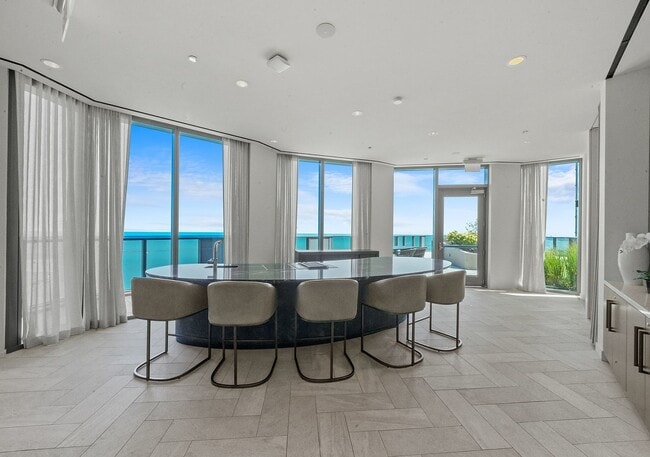 Building Photo - 211 N Harbor Dr