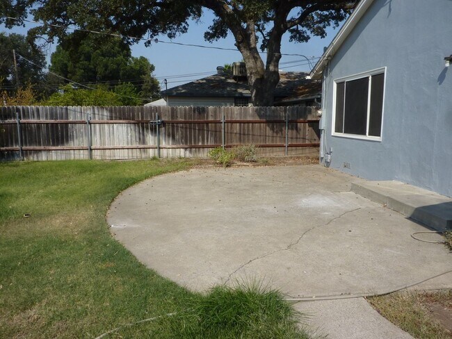 Building Photo - Centrally Located, Nicely Updated Througho...
