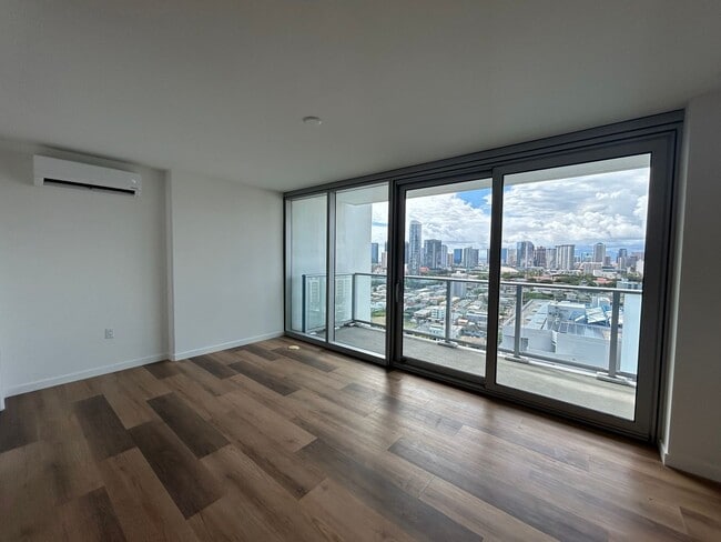 Building Photo - 2510