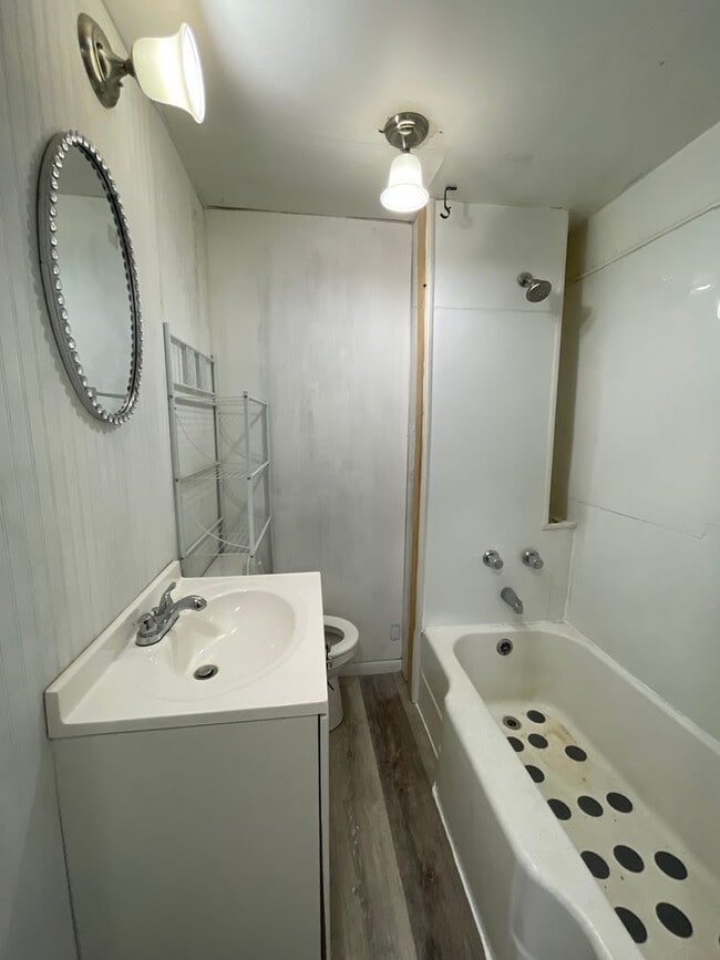 Building Photo - 215 E Copley Ave