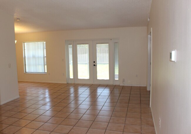 Building Photo - Lovely Home Available in the Royal Manor S...