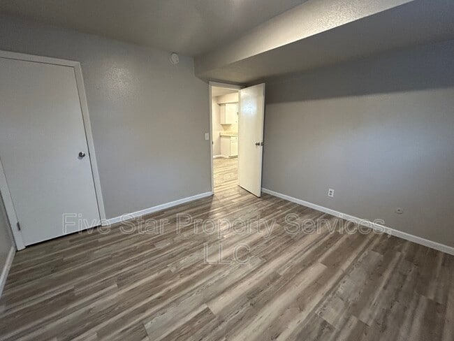 Building Photo - 205 W Allen St