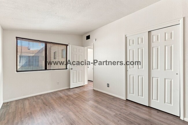 Building Photo - Spacious Three Bedroom/Three Bath Townhome
