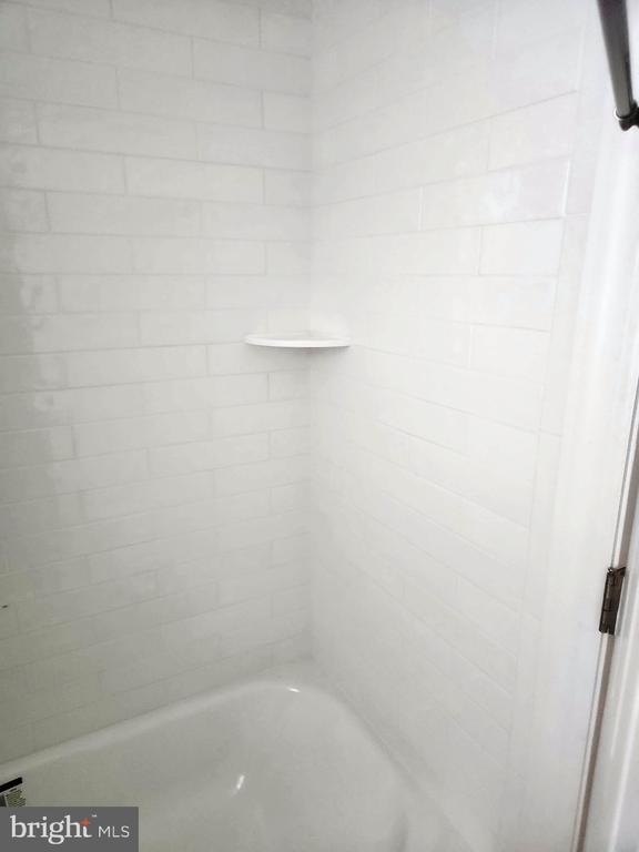 Building Photo - 449 Roslyn Ave