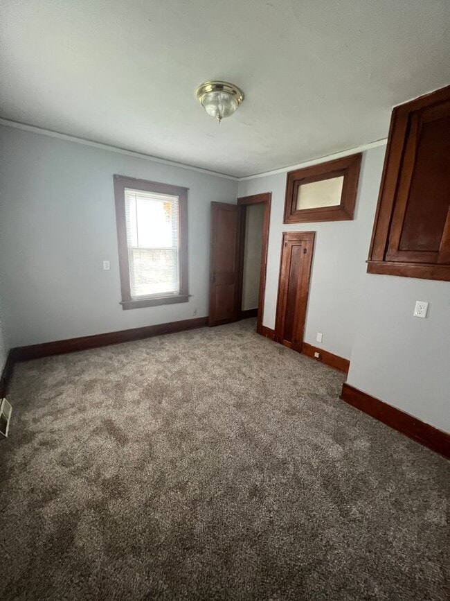 Building Photo - 2 bed 1 bath house $995