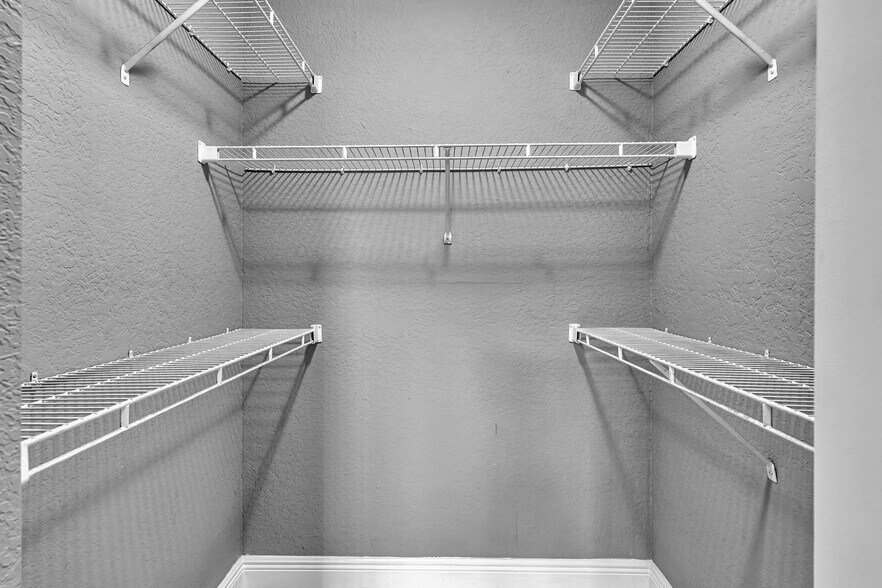 Building Photo - 2880 N Oakland Forest Dr