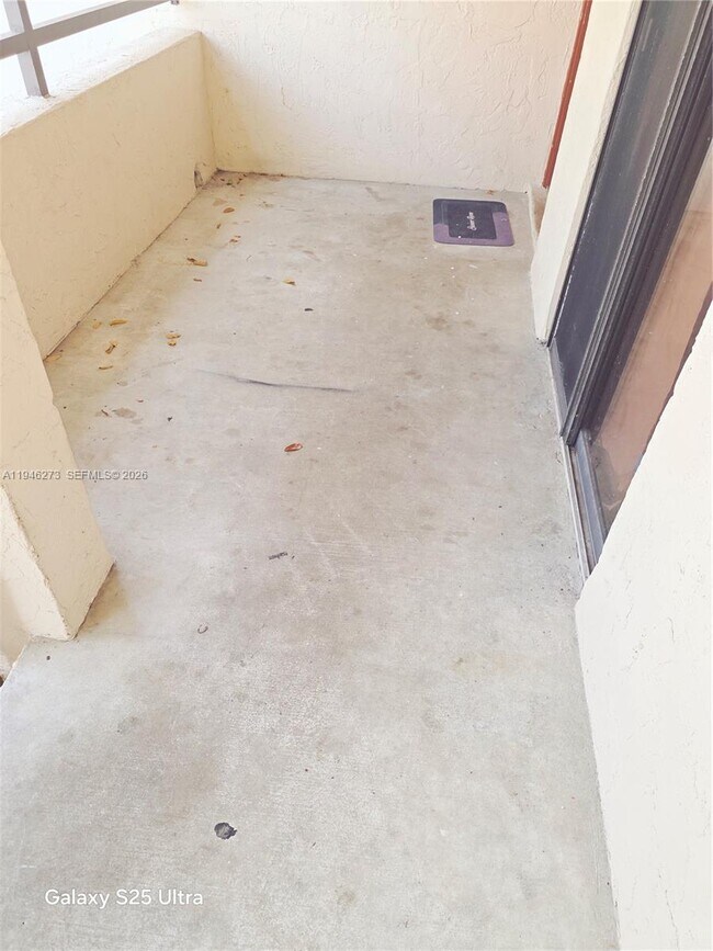 Building Photo - 20130 NE 3rd Ct