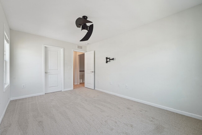 Building Photo - 2312 Longmont Dr