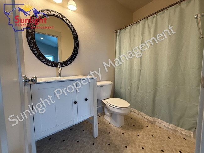 Building Photo - Modern 2 Bed 2 Bath Single Family Home that allows small pets!
