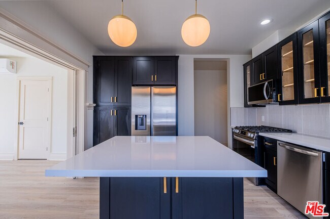 Building Photo - 216 N Catalina Ave