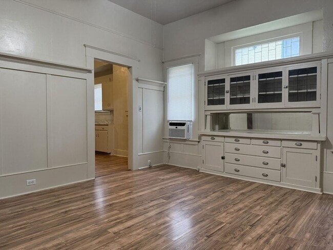 Building Photo - Endearing 2/1 Available Now!!!