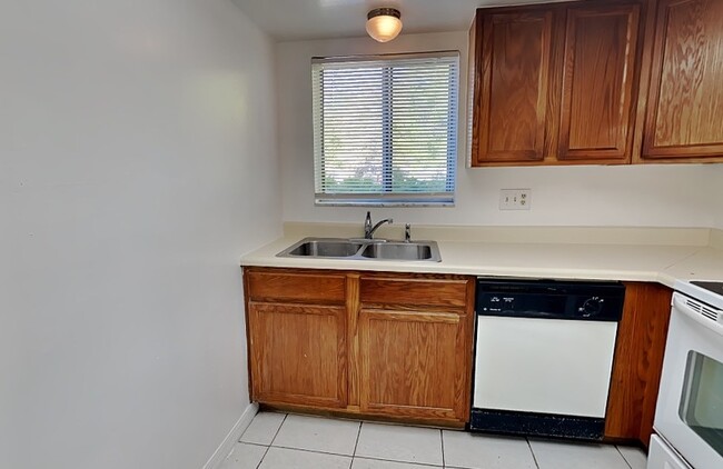 Building Photo - 2549 S Oak Ave