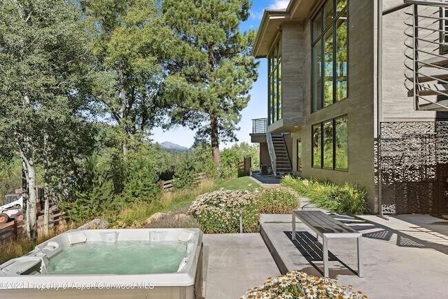 Building Photo - 552 Mountain Laurel Dr