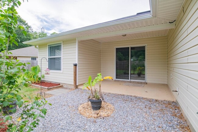 Building Photo - Centrally located 3 bedroom home