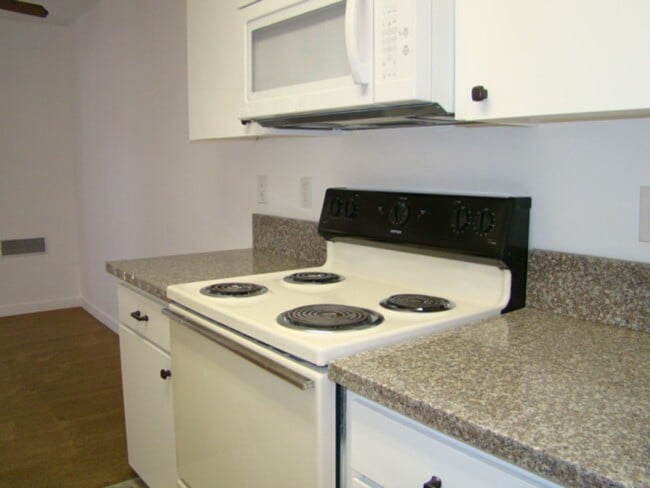 Building Photo - Townhouse 3 bedroom 2.5 bath, 2 car garage, new paint, new floors